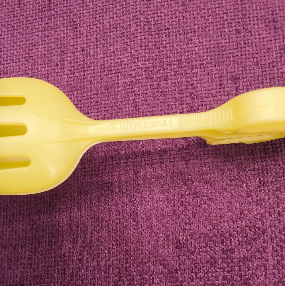 Vintage Tupperware Salad Tongs | 1950s Yellow MCM Serving Utensils - Picture 4 of 11